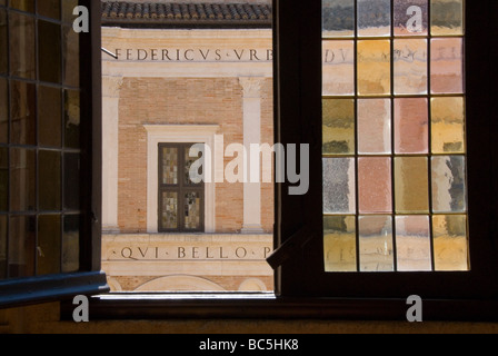Dans la fenêtre à la cour, le Palais Ducal d'Urbino construit par Federico Di Montefeltro Banque D'Images