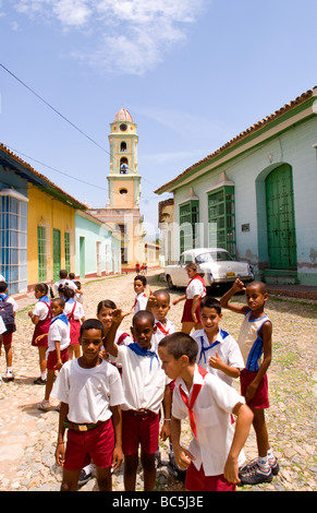 Enfants jouant dans l'école avec scène de rue ancienne église de l'ancienne ville coloniale de Trinidad à Cuba Banque D'Images