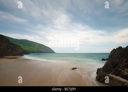 L'eau en mouvement donne donne effet translucide sur Coumeenoole Beach sur la péninsule de Dingle, Co.Kerry, Ireland Banque D'Images