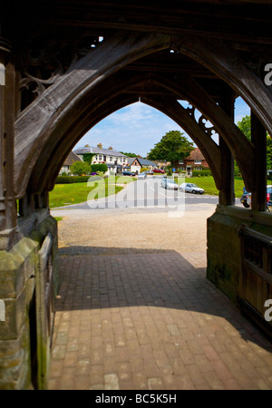 Village de Slaugham, vue par l'église lychgate de St Mary. West Sussex Royaume-Uni Banque D'Images