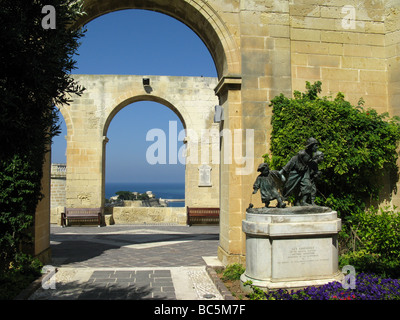 La Barakka Gardens, avec 'Les Gavroches' statue et abaisser Barakka Jardins en distance. Grand Harbour, La Valette, Malte, Méditerranée, Europe Banque D'Images