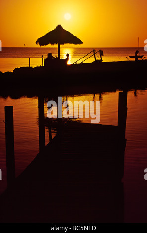 Coucher de soleil romantique en Floride. Key Largo Sunset en Floride, États-Unis avec un couple silhouetté dans un cadre romantique. c. 1997. Banque D'Images