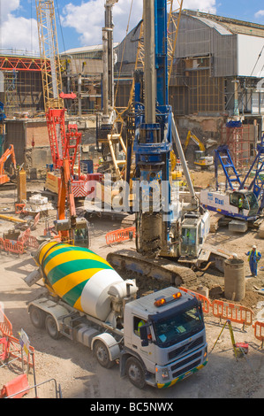 Le site de construction du bâtiment d'échardes, près de London Bridge au cours de la terre fonctionne. Banque D'Images