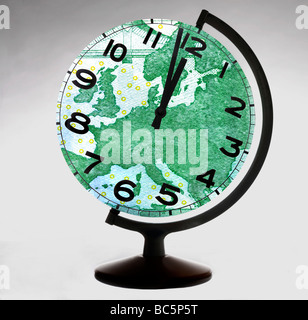 Horloge en forme de globe, digital composite Banque D'Images