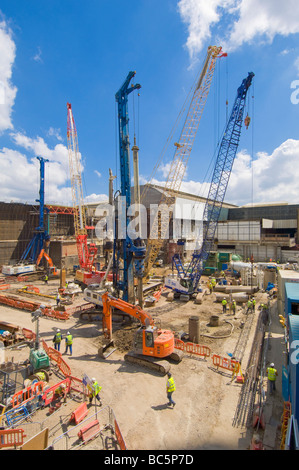 Le site de construction du bâtiment d'échardes, près de London Bridge au cours de la terre fonctionne. Banque D'Images