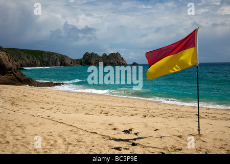 Drapeaux de sécurité à la plage de Porthcurno Lifeguarded beach RNLI, Cornwall, UK Banque D'Images