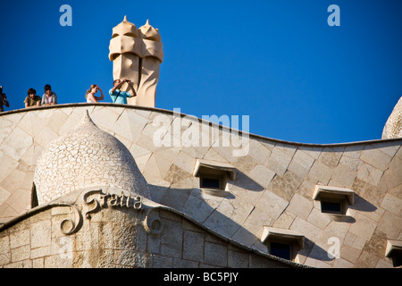 Le toit voûté et complexe de détaillant de cheminée de style moderniste de la Casa Mila maison construite par Gaudi Barcelone Espagne Banque D'Images