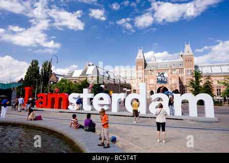 Je signe d'Amsterdam en face du fameux musée Amsterdam Pays-Bas Banque D'Images