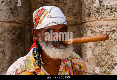 La Havane ville capitale de Cuba libre de l'homme de caractère avec cigare et longue écharpe dans la Vieille Havane Banque D'Images