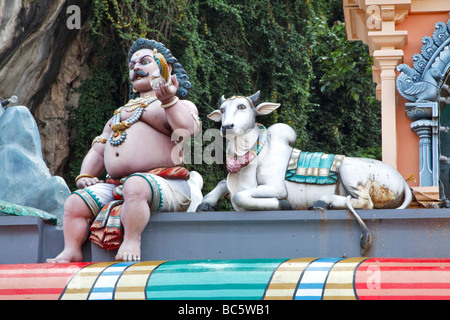 Les statues sur le temple hindou au bas des marches, les grottes de Batu, Kuala Lumpur, Malaisie Banque D'Images