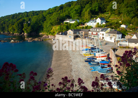 La populaire Cornish village côtier de Cawsand baigné de soleil avec des bateaux colorés et du rivage sur une chaude journée d'été avec ciel bleu et de l'eau Banque D'Images