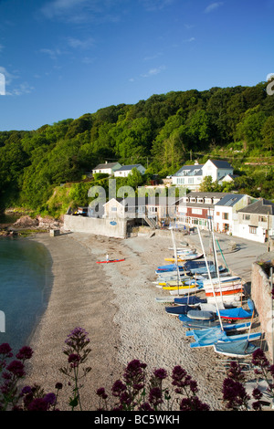 Front de Cawsand sur une chaude journée d'été avec ciel bleu et bateaux colorés sur la plage de sable tôt le matin Banque D'Images