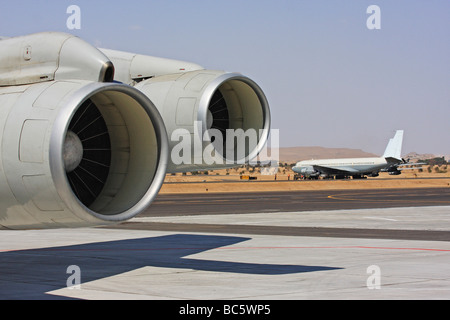 De l'air israélienne avions ravitailleurs Boeing 707 sur le terrain de près de l'moteur Jet Banque D'Images