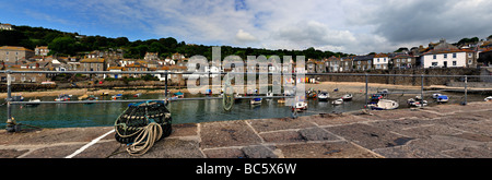 MOUSEHOLE, CORNWALL, Royaume-Uni - 09 JUIN 2009 : vue panoramique du Quayside et du village Banque D'Images