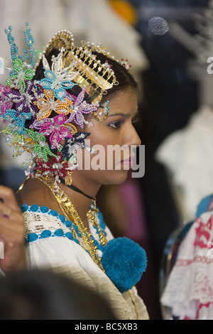 Les danseurs folkloriques panaméen portant des polleras, ULACIT réunion folklorique, la ville de Panama, République de Panama, Amérique Centrale Banque D'Images