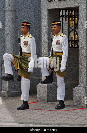 Changement de garde au Palais du Roi, Kuala Lumpur, Malaisie Banque D'Images