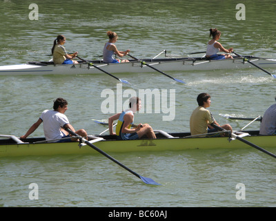 Les jeunes membres du club d'aviron en action sur le Tibre à Rome Banque D'Images