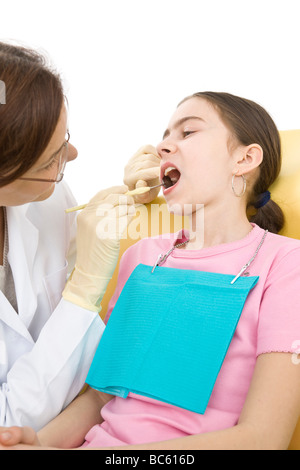 Femme dentiste dents du patient l'examen Banque D'Images