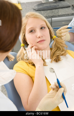Female dentist examining patient Banque D'Images