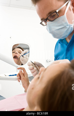 Male dentist examinant les dents du patient Banque D'Images