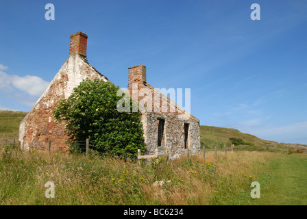 Les ruines d'un chalet sur la côte sur le Firth of Forth à Crail, Fife. Banque D'Images