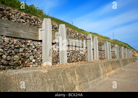 Gabions placé au pied des falaises à Overstrand, Norfolk, Royaume-Uni, pour protéger contre l'érosion de la côte. Banque D'Images