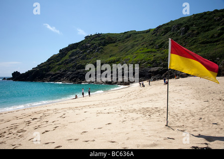 Drapeaux de sécurité à la plage de Porthcurno Lifeguarded beach RNLI, Cornwall, UK Banque D'Images