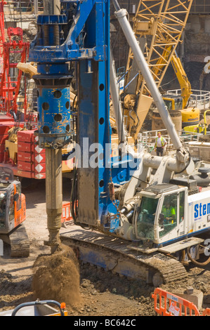 Le site de construction du bâtiment d'échardes, près de London Bridge au cours de la terre fonctionne. Banque D'Images