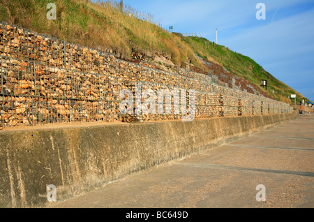 Gabions placé au pied des falaises à Overstrand, Norfolk, Royaume-Uni, pour protéger contre l'érosion de la côte. Banque D'Images