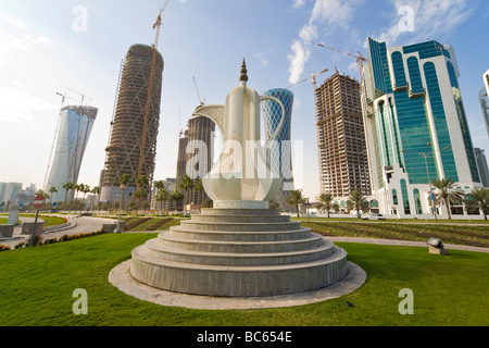 Le pot de café Dallah sculpture sur la Corniche à Doha la capitale du Qatar derrière elle sont de nouveaux immeubles de grande hauteur en construction Banque D'Images