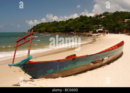 [Vieux] bateau de pêche sur la plage de Sihanoukville, Cambodge, [Asie du Sud-Est] Banque D'Images