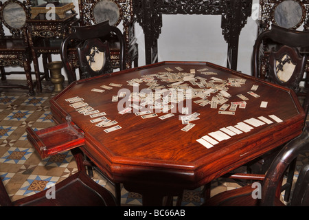 Mah Jongg Antique table et jeu à l'Peranakan, Georgetown, Penang, Malaisie Banque D'Images