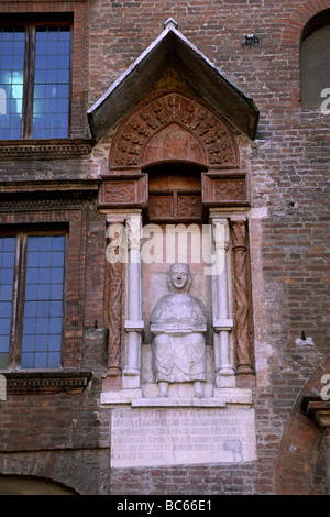 Italie, Lombardie, Mantoue, Piazza Broletto, Palazzo del Podestà, hôtel de ville, statue de Virgile Banque D'Images