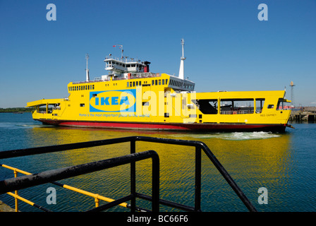 Red Red Funnel Osprey Car-ferry montrant IKEA annonce dans le port de Southampton Hampshire Angleterre Banque D'Images