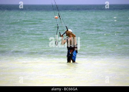 Le kite surf sur l'île de Holbox, Quintana Roo, Yucatán, Mexique, une destination mexicaine unique dans le Yucatan Channel, Banque D'Images