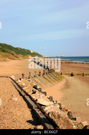 La plage de l'ouest à Overstrand, Norfolk, Royaume-Uni, regard vers Cromer, Jetée de Cromer avec à l'horizon. Banque D'Images