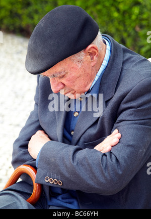 Vieil homme dormir, banc de parc Banque D'Images