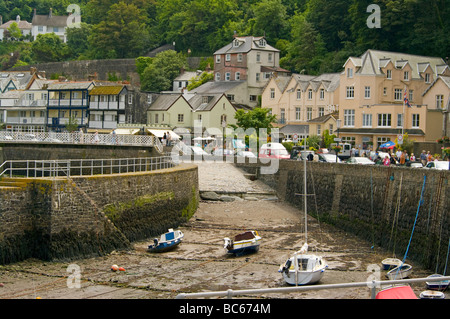 Le Village de Lynmouth comme vu sur le port à marée basse North Devon, Angleterre Banque D'Images