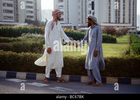 Fujairah ÉMIRATS Men Holding Hands Banque D'Images