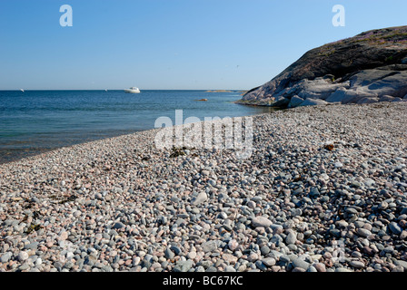 A rocky seashore dans l'archipel de Porvoo sur une chaude journée d'été, Porvoo, Finlande, Europe. Banque D'Images