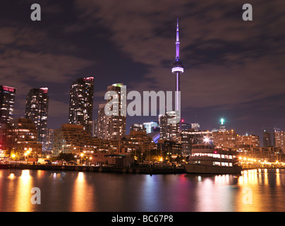 Le Harbourfront Centre Toronto Skyline paysage de nuit Banque D'Images