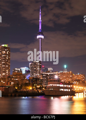 Le Harbourfront Centre Toronto Skyline paysage de nuit Banque D'Images