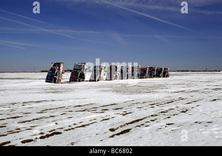 Le Cadillac Ranch installation dans l'hiver à la route 66 près de Amarillo Texas USA Banque D'Images