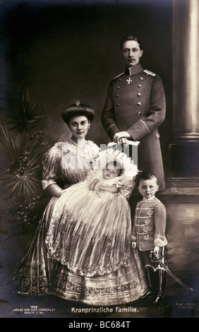 William, 6.5.1882 - 20.7.1951, prince héritier allemand 15.6.1888 - 9.11.1918, épouse la princesse Cecilie et fils le prince Wilhelm et le prince Louis Ferdinand, carte postale, 1907, Banque D'Images