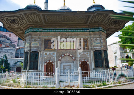 La Turquie , Istanbul , le Palais de Topkapi , Fontaine du Sultan Ahmet 111 par la porte impériale Banque D'Images