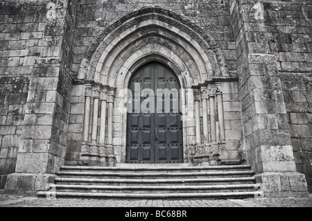 Capture en noir et blanc de chapelle porte dans Barcelos ville, Minho, au nord du Portugal Banque D'Images