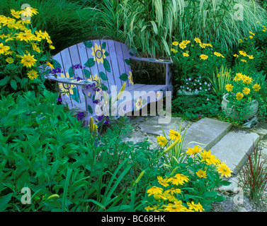 Un peu de plaisir : banc de jardin bleu peint à la main avec des tournesols assis parmi l'espace privé, Midwest USA Banque D'Images