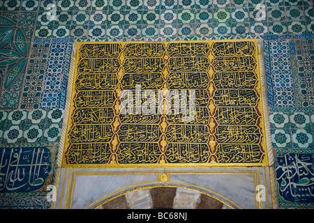 La Turquie , Istanbul , le Palais de Topkapi , motif carreaux bleu magnifique spectaculaire & panneaux de calligraphie avec citations du Coran Banque D'Images