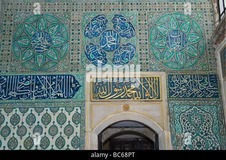 La Turquie , Istanbul , le Palais de Topkapi , motif carreaux bleu magnifique spectaculaire & panneaux de calligraphie avec citations du Coran Banque D'Images