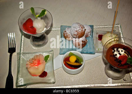 Assortiment de desserts fantaisie sorbet congelé crème glace tranches de fruits mousse au chocolat fait des beignes Banque D'Images